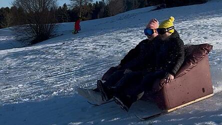 Mit diesem selbst gebauten &bdquo;Sofa-Schlitten ging es bergab.