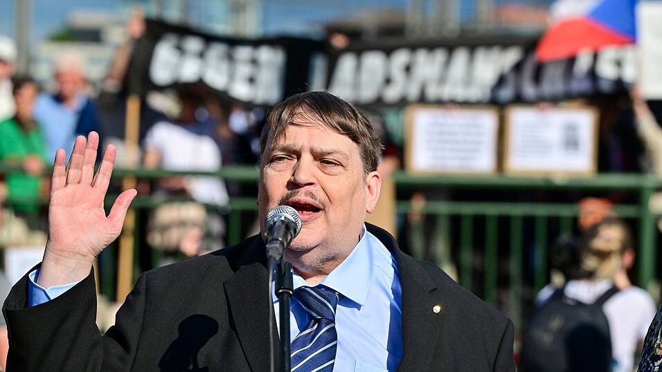 Bernd Posselt von der Sudetendeutschen Volksgruppe spricht bei der Gedenkfeier f&uuml;r die Opfer des Holocaust an dem Ort, von dem aus die j&uuml;dischen Transporte aus Br&uuml;nn abfuhren.
