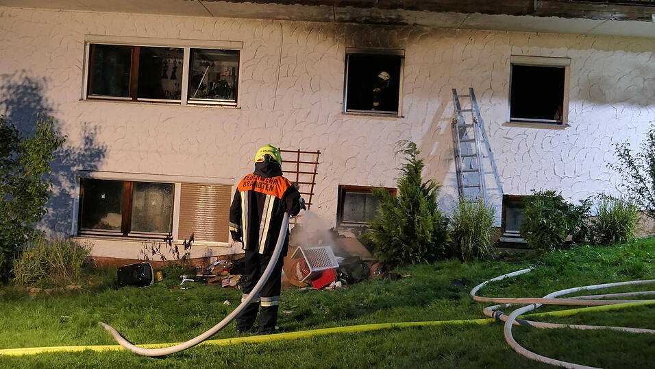 Aus dem Fenster werfen Feuerwehrleute&nbsp;s&auml;mtliches Inventar heraus und Kameraden l&ouml;schen es sofort ab.