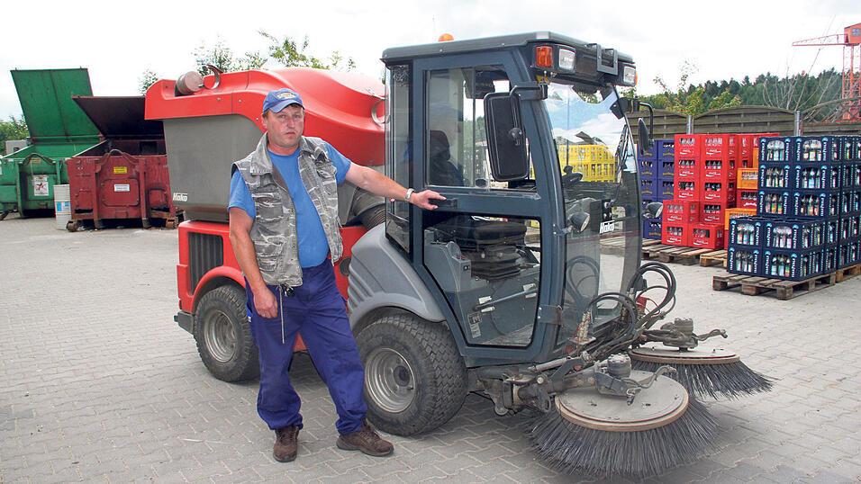 Mit seiner Kehrmaschine hält Jacek Gasior die Straßen sauber.