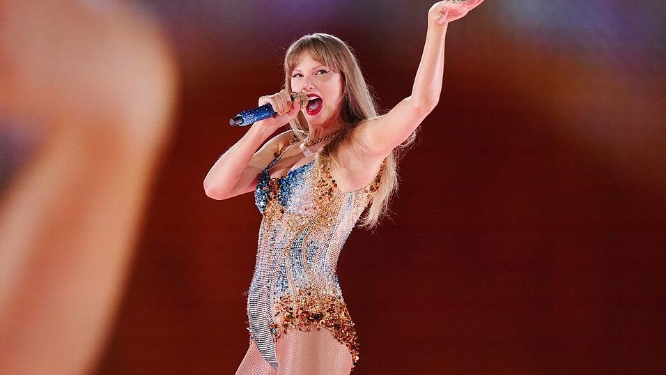 Führt nicht nur das Leben eines Showgirls, sondern auch das einer Chartsstürmerin: Taylor Swift. (Archivbild) Führt nicht nur das Leben eines Showgirls, sondern auch das einer Chartsstürmerin: Taylor Swift. (Archivbild)