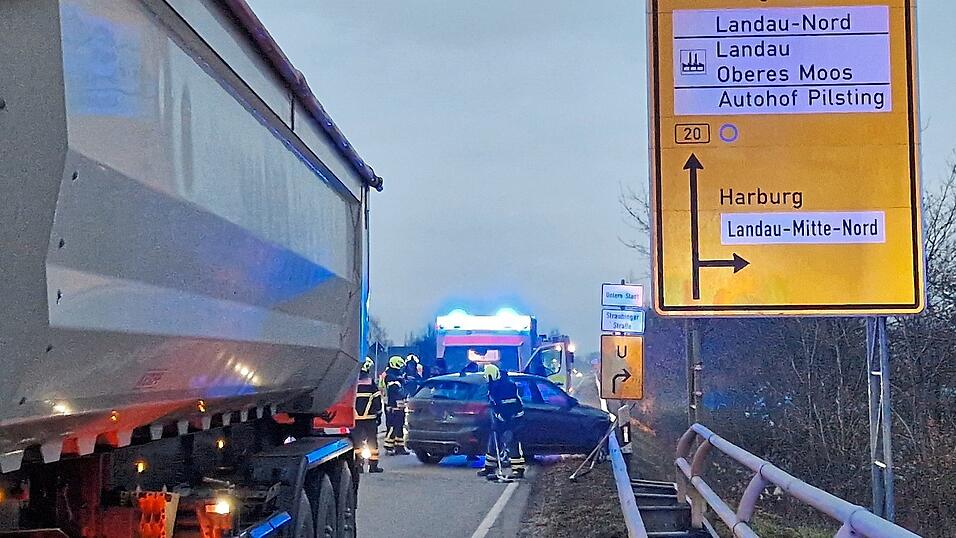 Beide Unfallbeteiligten kamen mit dem Schrecken davon, verletzt wurde niemand. Beide Unfallbeteiligten kamen mit dem Schrecken davon, verletzt wurde niemand.