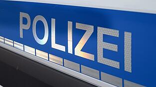 Die Polizei hindert den Mann gewaltsam vor der Flucht zu Fuß. (Symbolbild) Die Polizei hindert den Mann gewaltsam vor der Flucht zu Fuß. (Symbolbild)