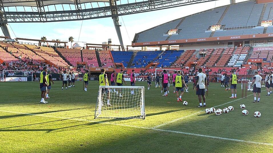 Der FC Bayern trainierte in Südkorea vor Zuschauern. Der FC Bayern trainierte in Südkorea vor Zuschauern.