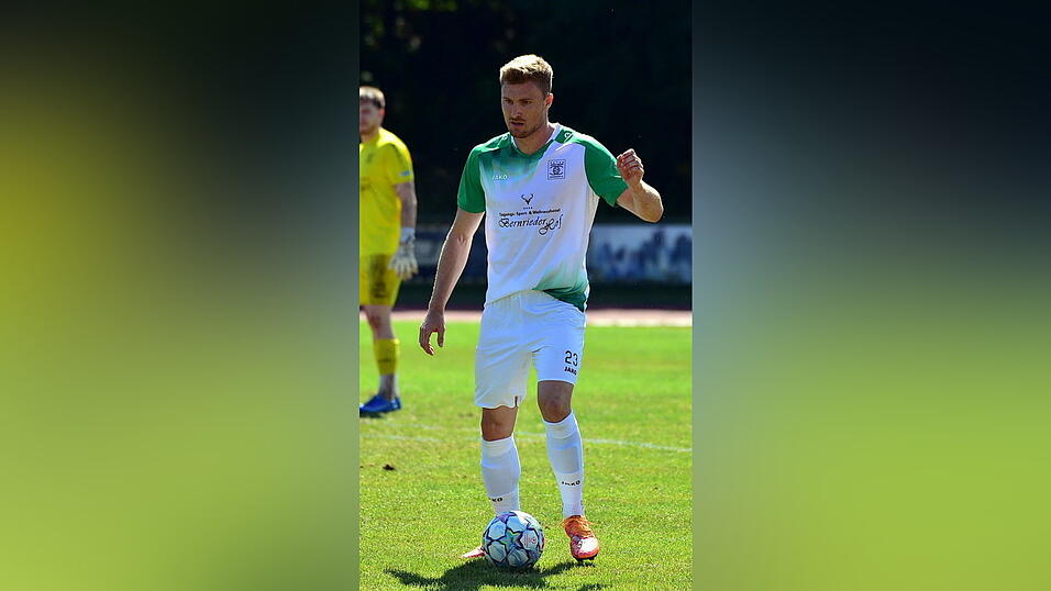 Tobias Eckl hat ab sofort eine Doppelrolle inne, der Innenverteidiger ist auch als Trainer der SpVgg GW Deggendorf tätig - vorerst interimsweise. Tobias Eckl hat ab sofort eine Doppelrolle inne, der Innenverteidiger ist auch als Trainer der SpVgg GW Deggendorf tätig - vorerst interimsweise.