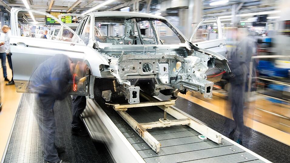 «Die Arbeitslosigkeit wird weiter steigen, die Beschäftigung nur noch stagnieren», teilte IAB-Experte Enzo Weber mit. «Die Arbeitslosigkeit wird weiter steigen, die Beschäftigung nur noch stagnieren», teilte IAB-Experte Enzo Weber mit.