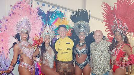 Bürgermeister Franz Aster (2.v.r.) und Julian Fechter, Vorsitzender der „Summer of Cuba Libre-Party“ , ließen sich mit dem südamerikanischen Tanz-Ensemble ablichten.