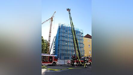 Der Brand auf dem Dach des Geb&auml;udes in der Bahnhofstra&szlig;e in Straubing hatte einen Feuerwehreinsatz ausgel&ouml;st.