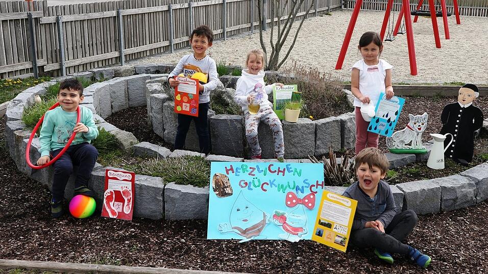 Zum 200. Geburtstag von Sebastian Kneipp hatten die Kindergartenkinder eine riesige Geburtstagskarte gestaltet. Zum 200. Geburtstag von Sebastian Kneipp hatten die Kindergartenkinder eine riesige Geburtstagskarte gestaltet.