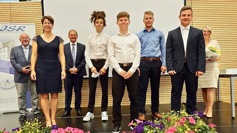 Ein guter Jahrgang sind die Erfolgsschüler der Jakob-Sandtner-Schule mit den Ehrengästen und den Vertretern der Schule (von links) Bürgermeister Werner Schäfer, Petra Hirtreiter, Erwin Kammermeier und die ausgezeichneten Schüler Leonhard Schnitt, Sergej Reimer, Marco Schlecht, Luca Schuster und Regina Houben. Ein guter Jahrgang sind die Erfolgsschüler der Jakob-Sandtner-Schule mit den Ehrengästen und den Vertretern der Schule (von links) Bürgermeister Werner Schäfer, Petra Hirtreiter, Erwin Kammermeier und die ausgezeichneten Schüler Leonhard Schnitt, Sergej Reimer, Marco Schlecht, Luca Schuster und Regina Houben.