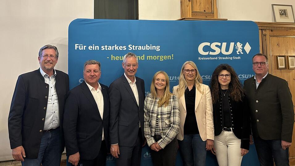 Der im Amt bestätigte Kreisvorstand der CSU mit Vorsitzendem OB Markus Pannermayr (3.v.l.), den Stellvertretern Uli Schultes (links), Katharina Dilger (4.v.l.), Ulrike Fuchs (3.v.r.), Michèle Flor (2.v.r.) und Holger Frischhut (rechts) sowie Bayerns Staatsminister für Wohnen, Bau und Verkehr Christian Bernreiter (2.v.l.). Der im Amt bestätigte Kreisvorstand der CSU mit Vorsitzendem OB Markus Pannermayr (3.v.l.), den Stellvertretern Uli Schultes (links), Katharina Dilger (4.v.l.), Ulrike Fuchs (3.v.r.), Michèle Flor (2.v.r.) und Holger Frischhut (rechts) sowie Bayerns Staatsminister für Wohnen, Bau und Verkehr Christian Bernreiter (2.v.l.).