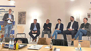 An der Podiumsdiskussion nahmen (v. l. sitzend auf der Bühne) teil: Ewald Seifert (CSU), Dr. Christian Waas (ÖDP/PU), Anita Karl (Bündnis 90/ Die Grünen), Tobias Beck (Freie Wähler) und Martin Kreutz (SPD). Die Moderation übernahm Manuel Krüger (l. stehend).