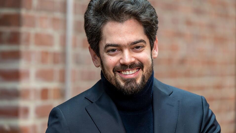 Lahav Shani gibt nun offiziell seinen Einstand als Chefdirigent der M&uuml;nchner Philharmoniker. (Archivbild)