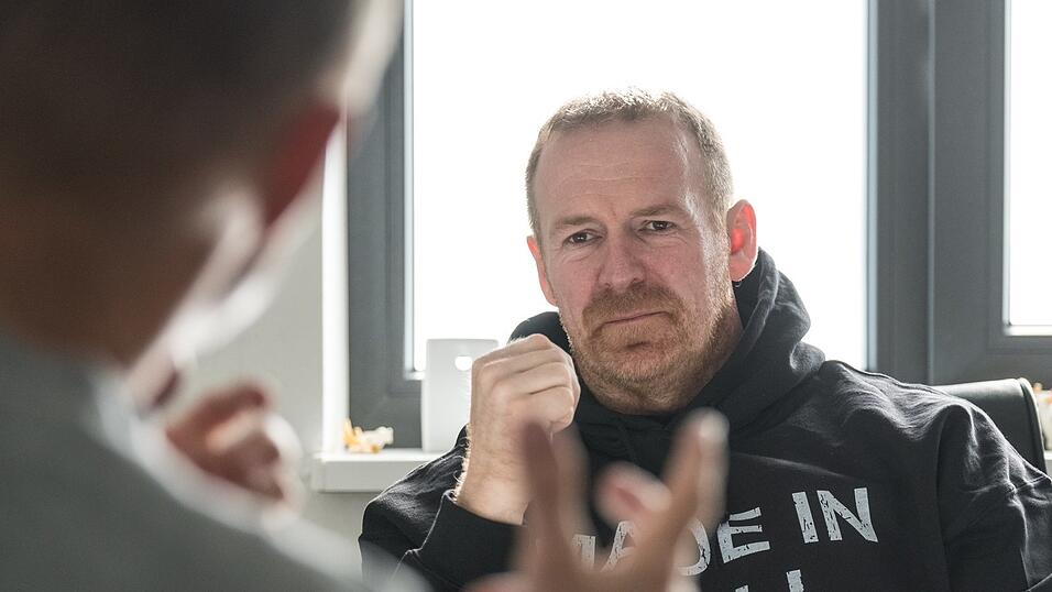 Sepp Maurer arbeitet als Trainer von Spitzensportlern. In Zusammenarbeit mit Joachim Grifka hat er ein vorbereitendes Trainingsprogramm für ambulante Kniegelenks-Operationen entwickelt.