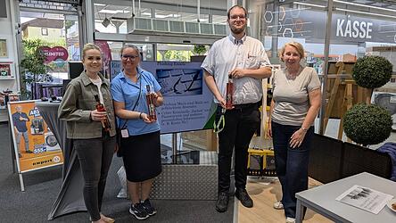Gesundheitsbotschafterin Carola Höcherl-Neubauer bedankt sich bei (v.l.) Juniorchefin Nina Kappenberger, stellvertretender Verkaufsleiterin Jana Fiorito und K+B-Experte Moritz Blume-Nock.