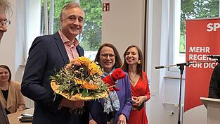 Thomas Burger (von links) mit Gertrud Maltz-Schwarzfischer und Claudia Neumaier.
