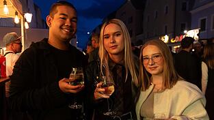 Das Weinfest in Regensburg hat am Freitag gestartet. Zahlreiche Besucher kamen zum Auftakt. Das Weinfest in Regensburg hat am Freitag gestartet. Zahlreiche Besucher kamen zum Auftakt.