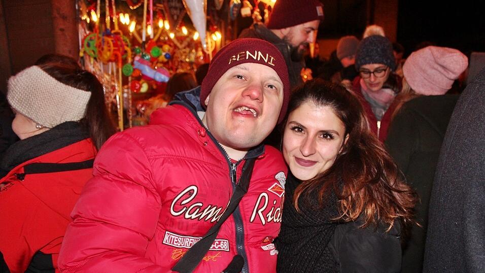 Auch am Samstag, 15. Dezember, strömten wieder etliche Besucher aus Landshut und Umgebung zur Weihnachtspyramide am Alten Viehmarkt. Auch am Samstag, 15. Dezember, strömten wieder etliche Besucher aus Landshut und Umgebung zur Weihnachtspyramide am Alten Viehmarkt.