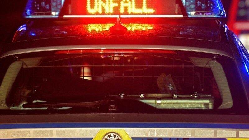 Vermutlich hatte die Frau die Straßenglätte unterschätzt - deswegen war es zu dem Unfall gekommen. (Symbolbild) Vermutlich hatte die Frau die Straßenglätte unterschätzt - deswegen war es zu dem Unfall gekommen. (Symbolbild)