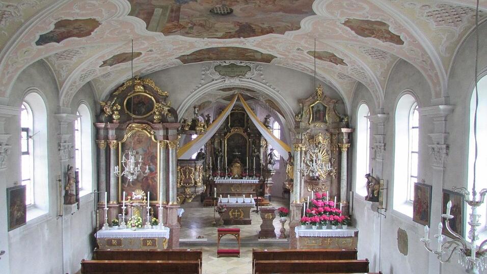 Aufwendige Restaurationsarbeiten erfordert die in Rokoko gehaltene Innenausstattung der Patersdorfer Pfarrkirche. Ganz besonderer Anziehungspunkt ist seit Jahrhunderten der linke Seitenaltar zum Andenken an den Heiligen Sebastian für die Bewahrung vor der Pest-Pandemie. Aufwendige Restaurationsarbeiten erfordert die in Rokoko gehaltene Innenausstattung der Patersdorfer Pfarrkirche. Ganz besonderer Anziehungspunkt ist seit Jahrhunderten der linke Seitenaltar zum Andenken an den Heiligen Sebastian für die Bewahrung vor der Pest-Pandemie.