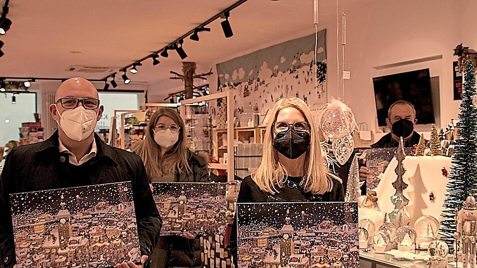 G&uuml;nther Seitz, Eva-Maria Adler, Angelika M&uuml;ller und Dieter Harant bei der Vorstellung des Wimmel-Adventskalenders im Gesch&auml;ft von Stadtmarketing-Vizevorsitzendem Peter Krings.