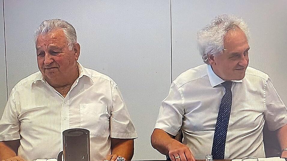 'Ich werde regelmäßig lästig bleiben', kündigte der stellvertretende Vorsitzende der Fluglärmkommission Herbert Knur (l.) an, der am Dienstag ebenso wie Vorsitzender Landrat Helmut Petz einstimmig wiedergewählt wurde. 'Ich werde regelmäßig lästig bleiben', kündigte der stellvertretende Vorsitzende der Fluglärmkommission Herbert Knur (l.) an, der am Dienstag ebenso wie Vorsitzender Landrat Helmut Petz einstimmig wiedergewählt wurde.