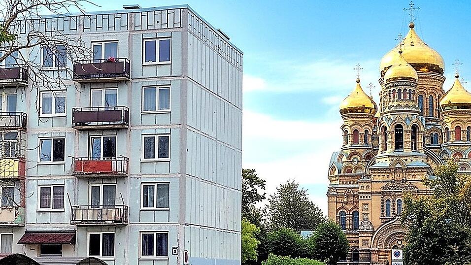Alte Plattenbauten und prächtige Bauwerke, wie die orthodoxe Marinekathedrale von St. Nikolaus, stehen hier nebeneinander: Das Viertel Karosta wirkt wie aus der Zeit gefallen. Alte Plattenbauten und prächtige Bauwerke, wie die orthodoxe Marinekathedrale von St. Nikolaus, stehen hier nebeneinander: Das Viertel Karosta wirkt wie aus der Zeit gefallen.