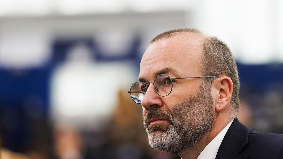 Fraktionschef Manfred Weber waren die Absprachen von EVP-Mitarbeitenden mit Rechten nach eigenen Angaben nicht bekannt. (Archivbild)