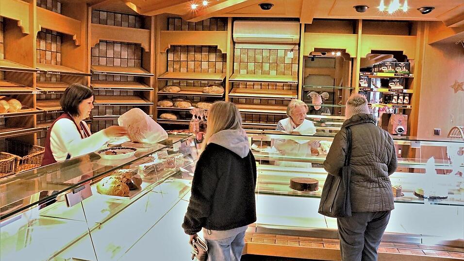 Julia Weigl und ihre Oma Maria Neumeier decken sich am Freitag ein letztes Mal mit Semmeln und S&uuml;&szlig;geb&auml;ck ein.