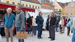 Am Wiedereröffnungstag des Wochenmarkts auf dem Plan wurde manchmal mehr geratscht als eingekauft.