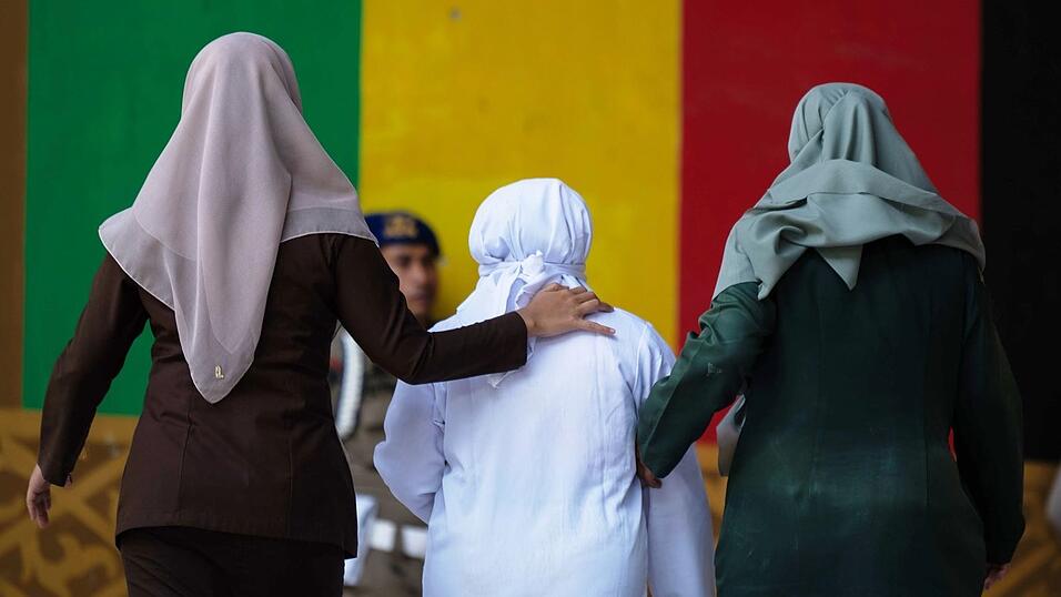 Aceh ist die einzige Provinz in Indonesien, wo die Scharia offiziell angewendet wird. Aceh ist die einzige Provinz in Indonesien, wo die Scharia offiziell angewendet wird.