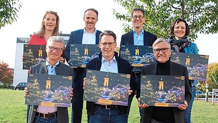 Freuen sich &uuml;ber die Neuauflage des Benefiz-Adventskalender-Loses (vorne, v.l.): Schirmherr Landrat Bernd Sibler, Oberb&uuml;rgermeister Dr. Christian Moser und Andreas Grzemba, Rotary-Pr&auml;sident 2026/27 sowie (hinten, v.l.) Brigitte Wallstabe-Watermann von Rotary, Maximilian Roth vom Rotary-Hilfswerk Deggendorf, Markus Lantermann von Rotary und Computervisualistikerin Christiane Lantermann.