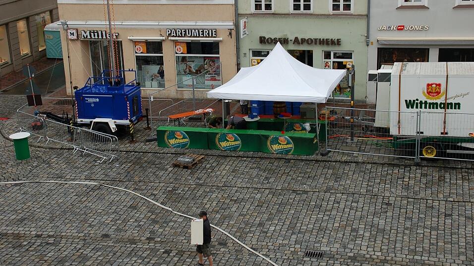 Nach dem das Gr&ouml;bste &uuml;berstanden war, gingen die Aufbauarbeiten f&uuml;r das Altstadt-Open Air weiter.