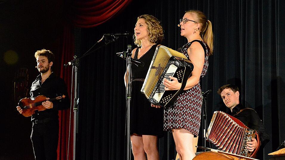 Die NouWell Cousines mit Matthias Well (v.l.), Maria Well und Maresa Well sowie Ersatzmann Maximilian Well.