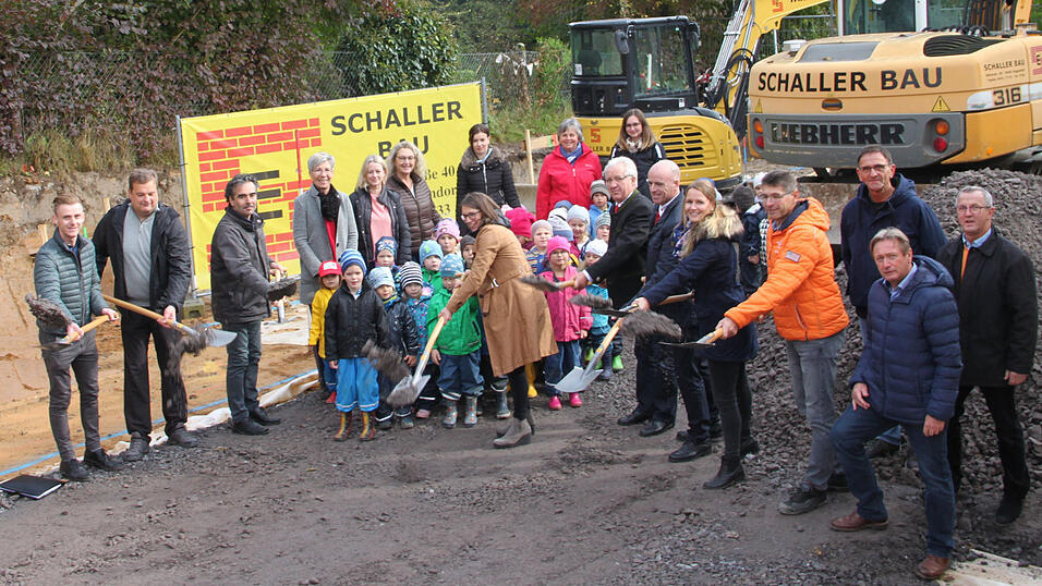 Gespannt verfolgen die Kinder und Mitarbeiter des Kindergartens Sankt Andreas den Spatenstich durch die Vertreter der Stadt, des BRK, der Baufirma und des Architekturbüros.