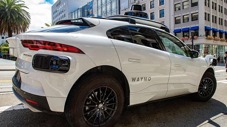 Wenn Fahrg&auml;ste die T&uuml;r eines der aktuellen Robotaxis von Waymo offenlassen, ist das selbstfahrende Autos oft hilflos. (Archivbild)