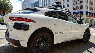 Wenn Fahrg&auml;ste die T&uuml;r eines der aktuellen Robotaxis von Waymo offenlassen, ist das selbstfahrende Autos oft hilflos. (Archivbild)