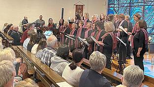 Der Gospelchor &bdquo;all generations&ldquo; mit Band begeisterte mit seinem Jubil&auml;umskonzert.