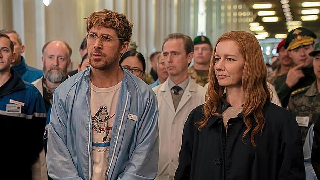 Ryland Grace (gespielt von Ryan Gosling) und Eva Stratt (Sandra H&uuml;ller) bei einer wichtigen Diskussion in der Arbeit.