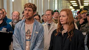Ryland Grace (gespielt von Ryan Gosling) und Eva Stratt (Sandra Hüller) bei einer wichtigen Diskussion in der Arbeit. Ryland Grace (gespielt von Ryan Gosling) und Eva Stratt (Sandra Hüller) bei einer wichtigen Diskussion in der Arbeit.