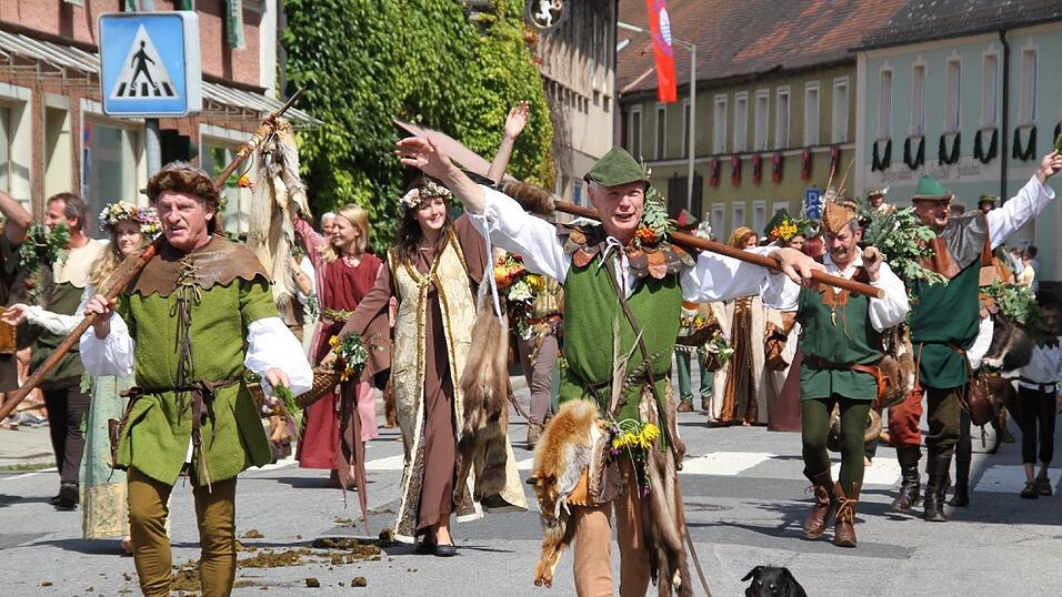 Die schönsten Augenblicke des historischen Drachenstich-Festzuges 2016. Die schönsten Augenblicke des historischen Drachenstich-Festzuges 2016.