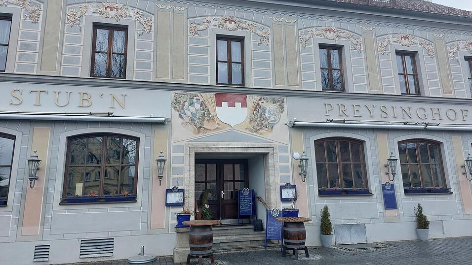 Die Türen im Gasthaus 'Preysinghof' sind verschlossen. Die Türen im Gasthaus 'Preysinghof' sind verschlossen.