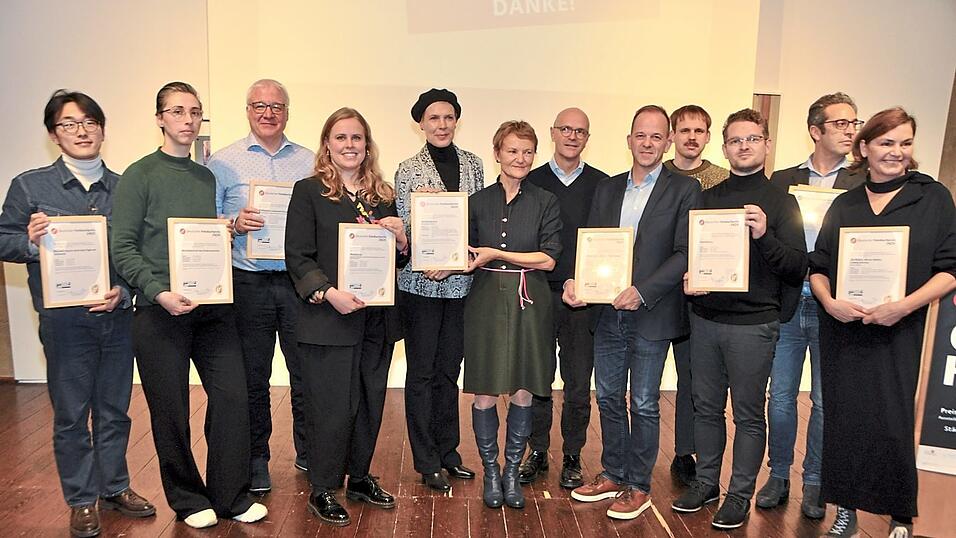 Die zwölf Goldmedaillengewinner des Deutschen Fotobuchpreises nach der Preisverleihung im Leeren Beutel.