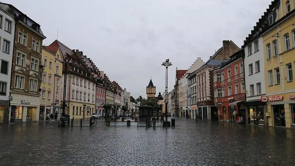 Der Ludwigsplatz - hier soll als Nachbar des Kaffeestands, mit der Bus-Wendeschleife dazwischen, ein Fisch-Marktpavillon errichtet werden.