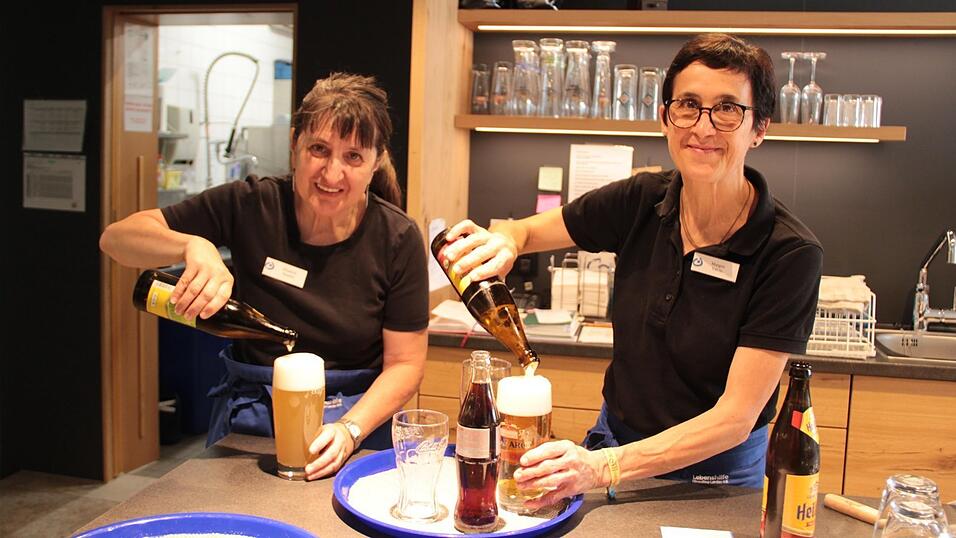 Andrea Spanner (l.) und Caf&eacute;leiterin Margret Veciht schenken Gertr&auml;nke ein.