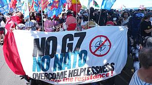 Viele fordern mehr Unterstützung für Palästinenser beim Protestmarsch in Genf. Viele fordern mehr Unterstützung für Palästinenser beim Protestmarsch in Genf.