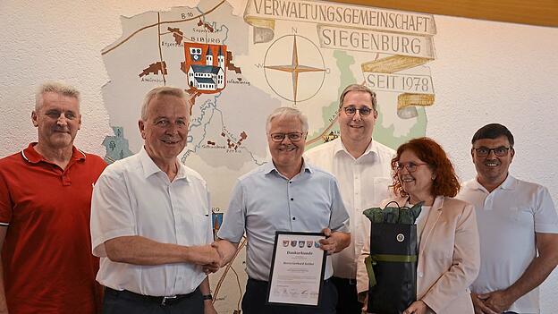 Wechsel an der Spitze der Verwaltungsgemeinschaft Siegenburg: Johann Bergermeier (2. v. l.) beerbt Gerhard Zeitler (3. v. l.) im VG-Vorsitz. Die beiden neuen Stellvertreter sind Trains Bürgermeister Armin Stiegler (links) und sein Wildenberger Amtskollege Wolfgang Brich (3. v. r.). Ihnen gratulierten die Rathauschefs aus Kirchdorf und Biburg, Franz Huber und Bettina Danner (v. r.). Wechsel an der Spitze der Verwaltungsgemeinschaft Siegenburg: Johann Bergermeier (2. v. l.) beerbt Gerhard Zeitler (3. v. l.) im VG-Vorsitz. Die beiden neuen Stellvertreter sind Trains Bürgermeister Armin Stiegler (links) und sein Wildenberger Amtskollege Wolfgang Brich (3. v. r.). Ihnen gratulierten die Rathauschefs aus Kirchdorf und Biburg, Franz Huber und Bettina Danner (v. r.).