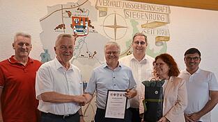 Wechsel an der Spitze der Verwaltungsgemeinschaft Siegenburg: Johann Bergermeier (2. v. l.) beerbt Gerhard Zeitler (3. v. l.) im VG-Vorsitz. Die beiden neuen Stellvertreter sind Trains B&uuml;rgermeister Armin Stiegler (links) und sein Wildenberger Amtskollege Wolfgang Brich (3. v. r.). Ihnen gratulierten die Rathauschefs aus Kirchdorf und Biburg, Franz Huber und Bettina Danner (v. r.).