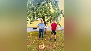 Rettenbachs Bürgermeister Karl Kerscher und Konrad Weinzierl vom OGV Rettenbach. Rettenbachs Bürgermeister Karl Kerscher und Konrad Weinzierl vom OGV Rettenbach.