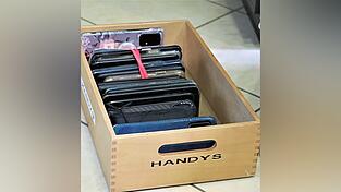 Zur Zeit warten einige Handys auf ihre Abholung - oder einen neuen Besitzer. Zur Zeit warten einige Handys auf ihre Abholung - oder einen neuen Besitzer.